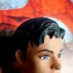 Ken devant une sculture de Calder