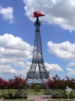 A Paris (Texas) la Tour Eiffel en chapeau de cowboy....