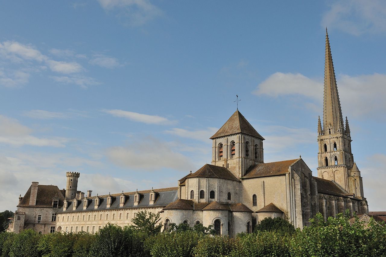 +1280px-Abbaye_de_Saint-Savin_DSC_1732