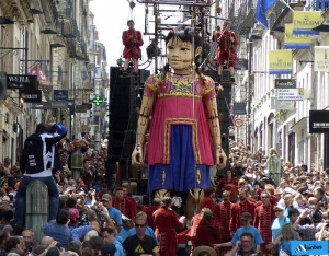 spectacle de Royal de Luxe à Nantes, le bloc de glace avec El Xolo à l'intérieur