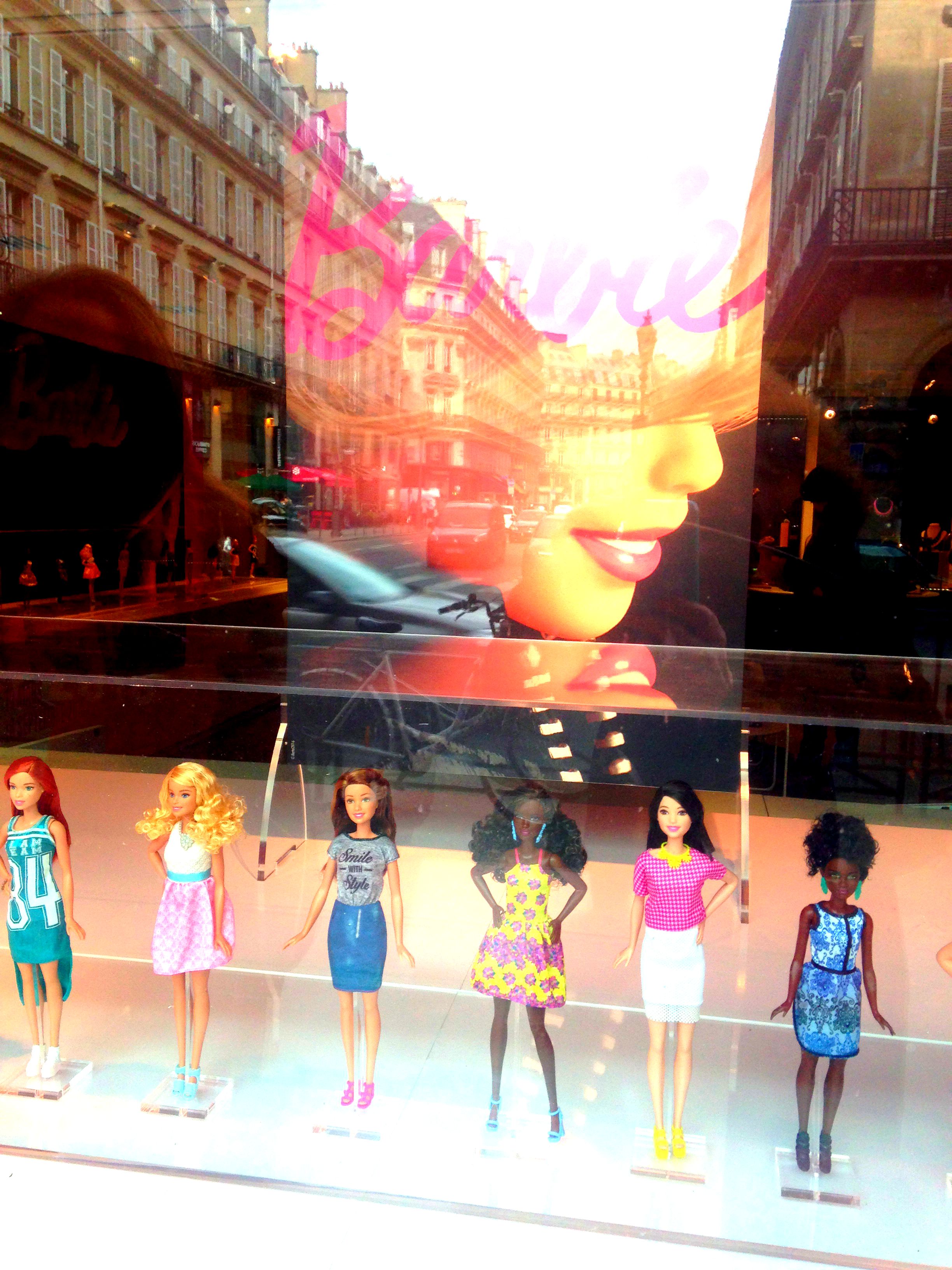 Barbie, vitrine du Musée des Arts Décoratifs, Paris