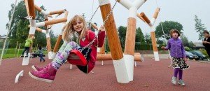 Jeux pour enfants dans l'espace public - Photo de Mikkel Frost