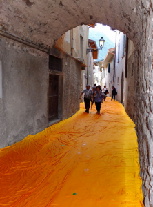 Dans la petite ruelle